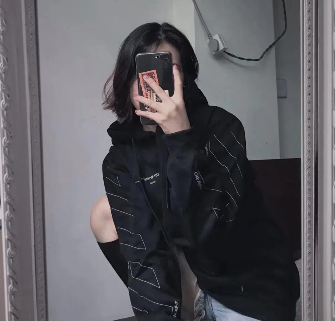 ♻️💯Upper body reference model picture❤️ Top tested version OFFWHITE OW damaged and incomplete sketch hooded men and women couples same style pure cotton loose pullover round neck sweatshirt This printing has a reflective effect, not ordinary offset printing, everyone must know this, don’t waste money and buy the wrong version. It doesn't exist in my house, so you can place your order with confidence. The printing uses imported 3M reflective powder, mixed with transparent glue. It is made from stencil technology and glue scraping. The glue ratio has been tested repeatedly to ensure the firmness of the printing and the 3M reflective effect. You get what you pay for. The fabric is made of 420g heavy terry material, which is thick but not bulky and has a full drape. Version OS code number XS-L size chart